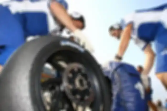 Untuk seri terakhir MotoGP yang berlangsung Minggu ini (13/11), Michelin cuma siapkan ban asimetris buat sirkuit Valencia, Spanyol. Seluruh ban yang dialokasikan ke pembalap akan punya bagian kiri yang lebih keras dibandingkan sisi compound bagian ka