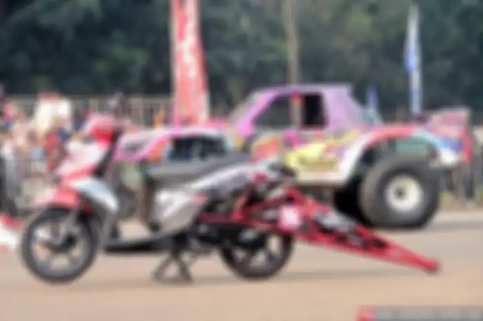 Sobat yang akhir pekan lalu (10-11/5) mampir ke Otobursa, masih penasaran dengan Yamaha Mio GT yang berhasil menarik Gajah Monster? Untuk bisa menarik mobil besar berbobot lebih dari 3.000 kg ini, tentu ada beberapa modifikasi di sektor mesin Mio GT.