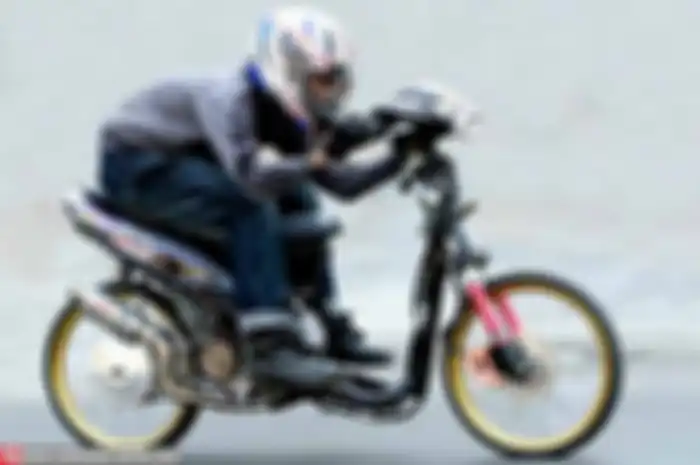 Kata siapa motor injeksi tidak bisa bersaing dengan motor karburator? Nyatanya, skubek injeksi garputala ini bisa bersaing di ajang kebut lurus.