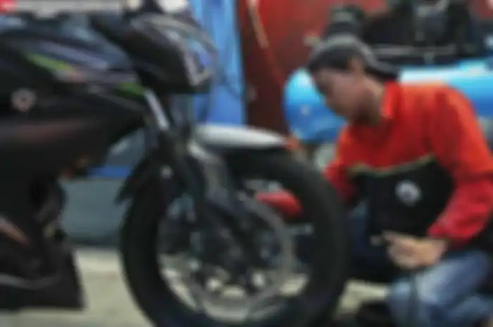 Sobat bikers pernah denger tentang mitos kalo ban tubeless, gak boleh sembarangan diisi nitrogen? Katanya sih bisa bikin tekanan ban cepat tinggi. Sehingga riskan pecah. Bener gak sih ban diisi nitrogen enggak boleh dicampur oksigen? Yuk, kita langsu