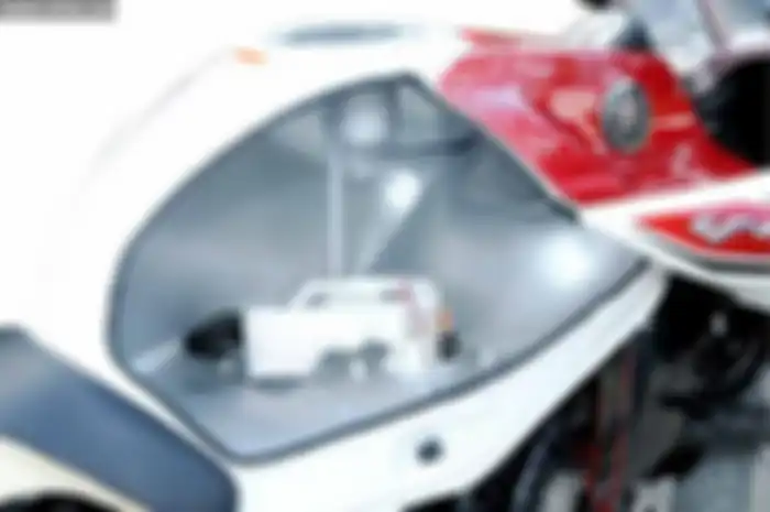 Modifikasi pada tangki Yamaha V-ixion kerap dilakukan modifikator. Baik itu menyesuaikan bodi yang sudah berubah bentuk benjadi full fairing, ataupun untuk ubahan besutan bergaya street fighter. “Ubahan pada tangki standar dilakukan biasanya karena b