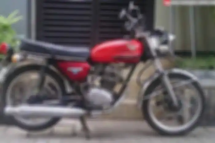 Slamet termasuk pengemar motor klasik. Tetapi, doi enggak mau direpotkan dengan performa mesin lawas. Akibatnya, Honda CB 100 lansiran 1975 miliknya enggak dibiarkan standar jika bicara soal mesin.