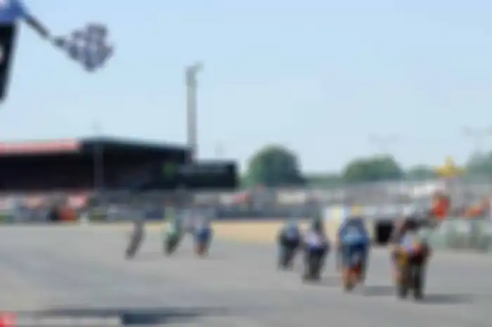 Rider Honda NSF250 tampak kuwalahan meladeni penunggang KTM RC250 di Moto3 seri V, Le Mans, Prancis, Minggu lalu (18/5). Bukan kalah tenaga, tapi goyangan NSF250R liar dan sulit menaklukan sirkuit yang total punya 14 tikungan. Buktinya, beberapa kali