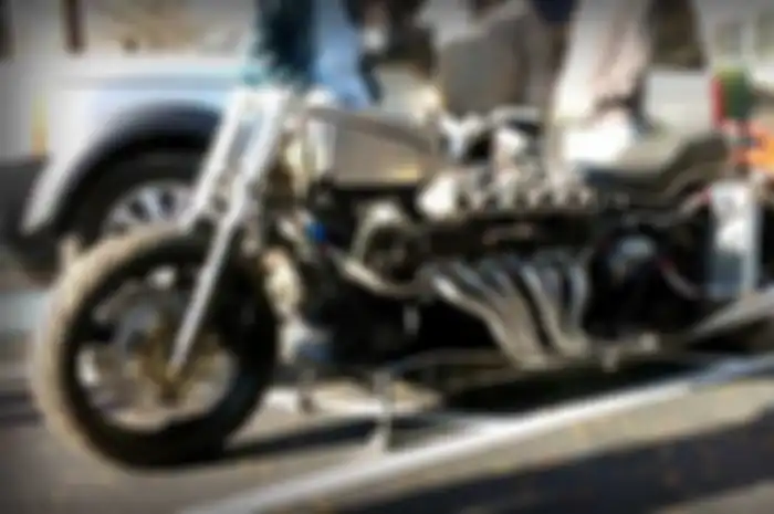 Modifikator asal Italia membuat motor pakai mesin Lamborghini V12. Nyeleneh dan sangat ekstrim. Bagaimana tidak, mesin berkapasitas 6.500 cc 12 silinder ini mampu menyemburkan tenaga maksimum hingga 700 hp dengan torsi maksimal 690 Nm.