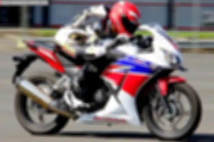 “Motornya enteng, handling lebih enak. Sekilas rasanya mirip bawa Kawasaki Ninja 150 RR. Masalah tenaga, bawahnya sangar. Diajak rebah suspensinya juga tidak banyak bergeser,” beber pembalap yang baru lulus bangku SMU tahun ini.