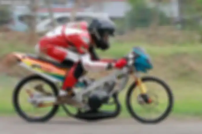 Sssstt..! Ada pacuan GP125 yang sekarang ganti nama jadi kelas Moto3, turun di ajang balap lurus gopek (500) meter Jabotabek nih, bor! Tapi, enggak utuh. Cuma mesinnya doang. Maksud eol (loe, red)?