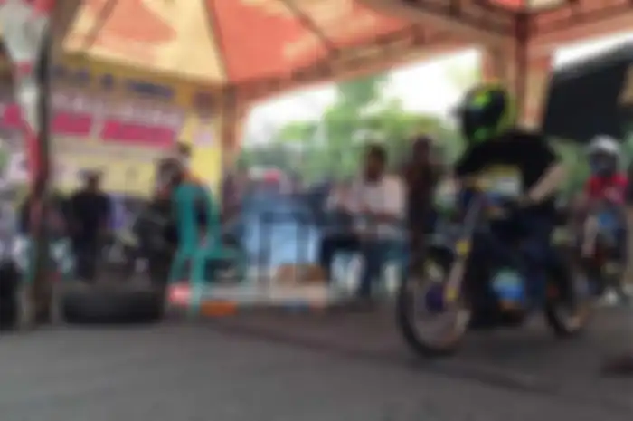 Event tahunan Old n New Drag Bike 2015 yang diselenggarakan di sirkuit Kenjeran Surabaya, Jawa Timur, menjelang tutup tahun 2015 memang jadi event tahunan BOLS Automotive Club. Drag bike akhir tahun 2015 ini dipadati sebanyak. Di sinilah aturan wearp