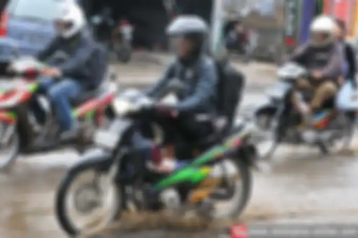 Untuk biker yang melakukan rute perjalanan rutin, sebaiknya hafalkan kondisi rute yang ditempuh. Hal ini membantu dalam mengenali jalan mana yang dilalui berlubang atau bergelombang. Jalan mana yang banjir atau lainnya.