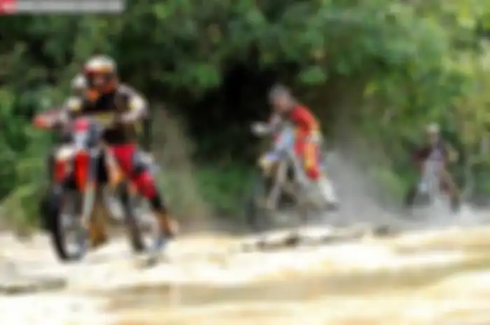 Soal pilihan ukuran dianggapnya penting. Untuk keperluan jalan berat, lingkar roda yang besar bisa membantu. Dari pengalaman selama ini, tim Dogman biasa mengubah tunggangannya dengan diameter ban 21 inci untuk bagian depan.