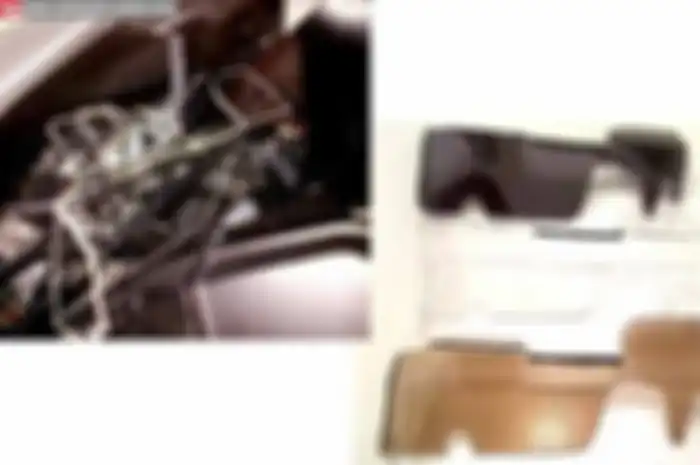 Honda Vario 125 suka umbar aurat? Tuh, perhatikan saja bagian bawah bodinya, tepatnya dekat boks filter udara. Daleman si Vario ini kelihatan jelas kan? Ups…
