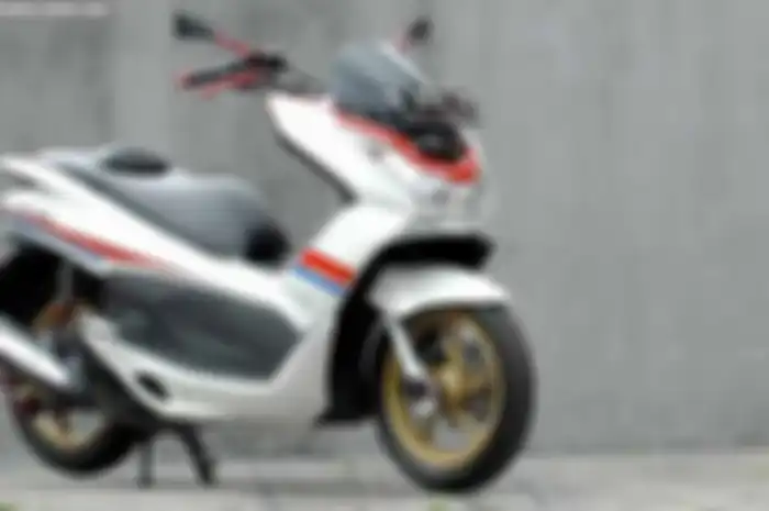 Bukannya nggak suka dengan produk Indonesia. Hanya saja Faisol lebih tertarik dengan Honda PCX Limited yang dikeluarkan di Thailand. Permainan warna yang ditawarkan jauh lebih minimalis dan enggak bikin bosen orang yang melihat.