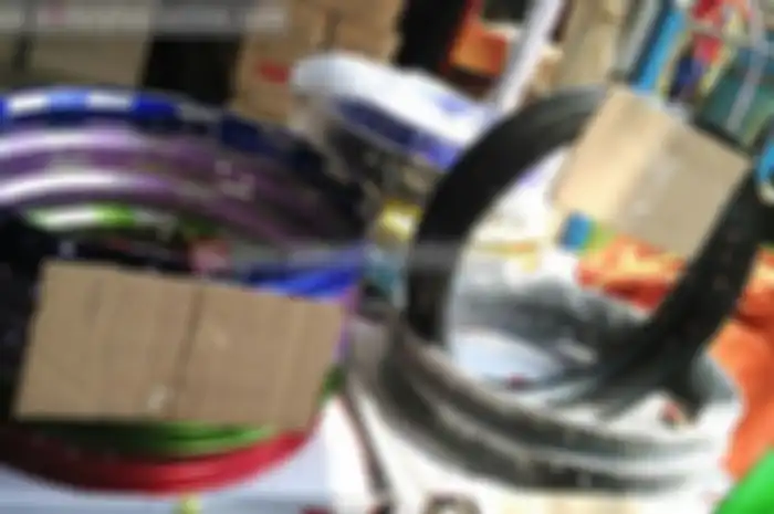 Wah, ada pelek VRossi motif carbon yang dilego cuma Rp 150 ribu di gelaran Otobursa Tumplek Blek 2017  di Senayan.