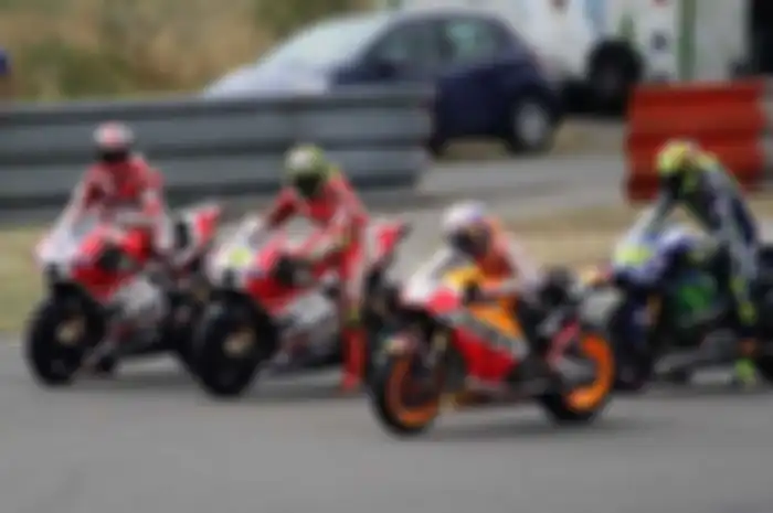 Dalam kamus MotoGP, pembalap yang juara belum tentu pembalap tercepat dalam urusan speed. Kalau masalah catatan waktu, sudah pasti juaranya yang tercepat. Tapi, taukah sobat siapa pembalap tercepat di MotoGP 2015 urusan speed