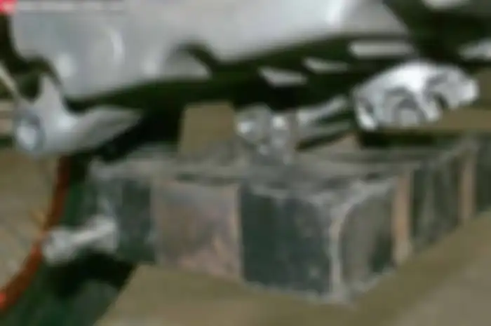 Di ajang drag bike, bila bobot pacuan plus joki kurang dari regulasi yang diberlakukan, biasanya mekanik mengakalinya dengan menambah pemberat di motor. Beban tambahan tersebut kadang memanfaatkan komponen motor. Misalnya; gir, bandul kruk as, perkak