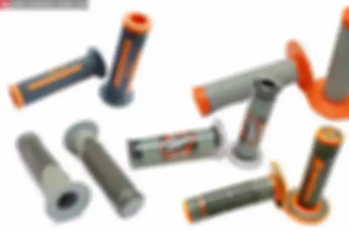 Digenggam enak. Banyak pikiran yang bisa muncul lewat kalimat tersebut. Tapi, ini bukan tebak-tebakan. Yang dimaksud dengan digenggam enak, tak lain tentang handgrip alias grip setang. Bahasa gaulnya, handlebars grip (HG). Part ini, berfungsi menjadi