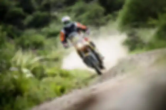 Usai ditunda satu hari akibat cuaca buruk, Reli Dakar 2016 akhirnya dilanjutkan di Stage 2 yang melalui Villa Carlos Paz menuju Termas De Rio Hondo, Argentina. Senin (4/1) . Pereli KTM Toby Price sukses memenangkan Stage 2 dan membawa dirinya dan KTM