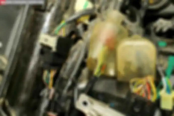 Indikasinya lampu indikator di spidometer tidak hidup. Ini menandakan arus yang mengalir tidak ada. Di beberapa motor, terdeteksi karena kabel menuju starter terjepit, hingga menyebabkan putus.
