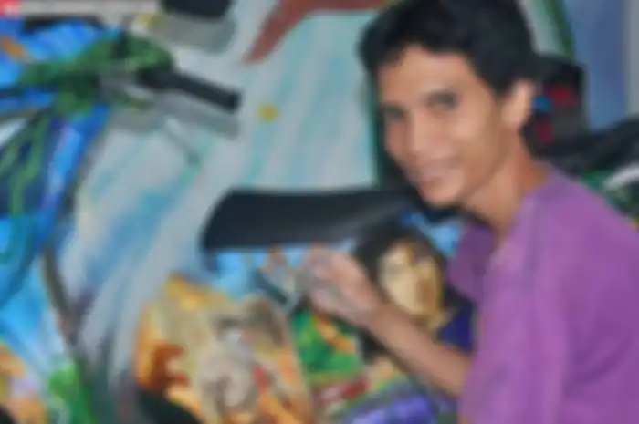 Bengkel painting Variant Airbrush ini, fokus di bidang airbrush realis dan grafis. Dipunggawai Agus Firmansyah, ngomongin pengalaman pria asal Banjarmasin, Kalimantan Selatan ini sudah 8 tahun menggeluti profesi airbrusher.