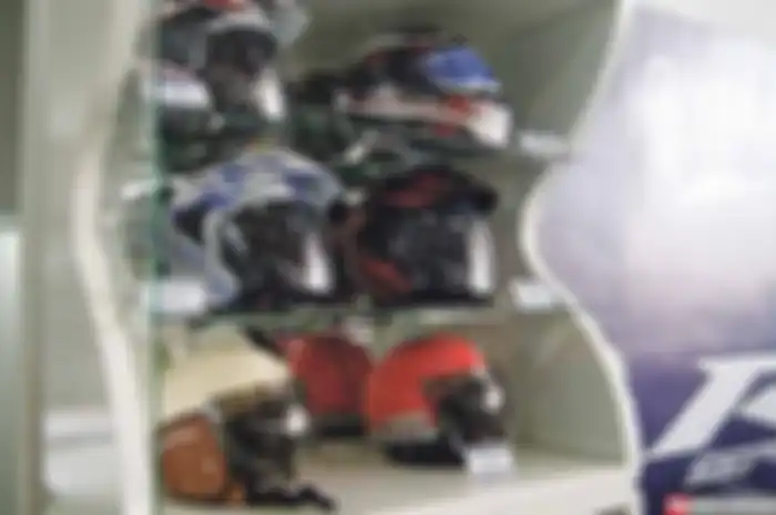 Tidak banyak pabrikan motor yang menjual helm sebagai salah satu bagian riding gearnya, di luar helm standar yang didapat dari pembelian unit motor. Berbeda dengan Yamaha yang punya pilihan helm untuk pengguna matic Yamaha
