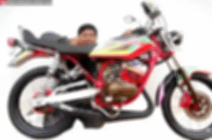 Profesinya sebagai bandar kelapa tidak memungkinkan Asep Boma untuk memodifikasi Yamaha RX-King lansiran 2014-nya sendiri. Selain sibuk, juga memang tidak gape. Karena memang bukan ahlinya. Namun, ia kadung cinta dengan pacuannya tersebut. Makanya, i