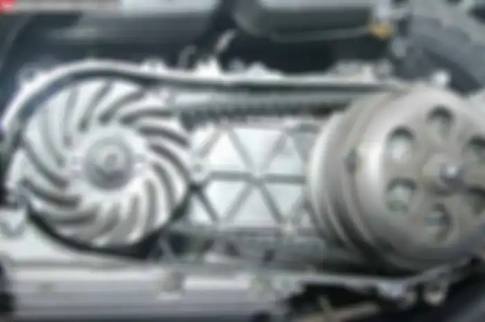 Pengguna varian Vespa bertipe matic banyak juga yang mengeluhkan gejala getar di bagian CVT setelah tiga bulan pemakaian. Bukan cuma muncul getaran, tarikan motor saat berakselerasi ikut loyo yang bikin konsumsi bahan bakar lebih boros.