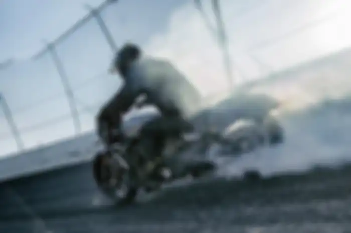 Pada beberapa aksi stunt ride atau freestyle sepeda motor, sobat pasti sering melihat gerakan burnout. Di Amerika, ternyata kegiatan ini diseriusi. Salah satunya dengan membuat rekor dunia burnout motor terjauh.
