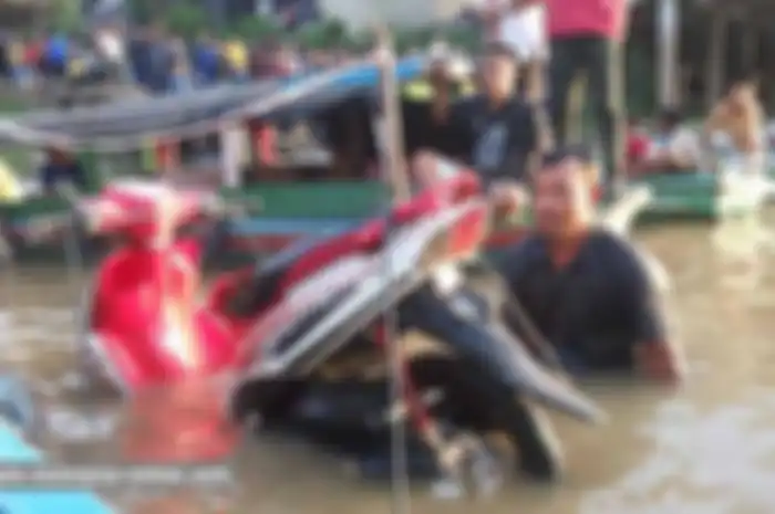 Yamaha Mio GT kembali hidup normal setelah direndam selama lebih dari 24 jam di sungai Batanghari, Provinsi Jambi-Sumatera. Hal itu makin membuktikan ketangguhan matic injeksi dari Yamaha, setelah beberapa kali di lakukan hal yang sama.