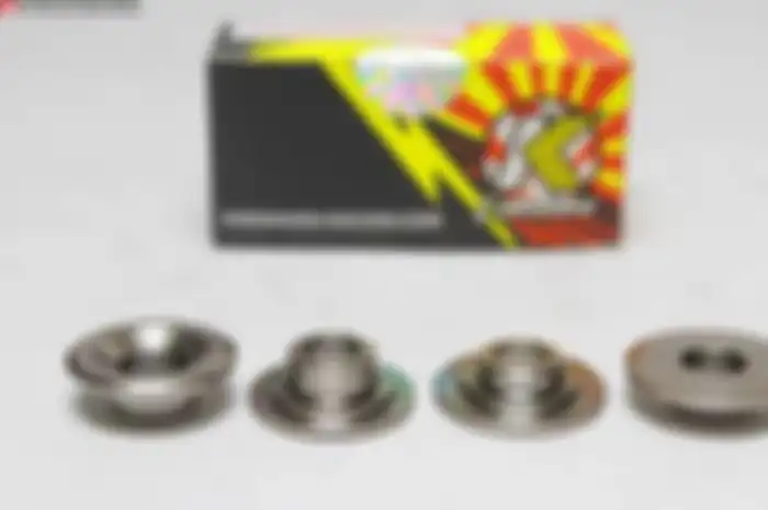Mekanik yang biasa korek mesin, pasti sering mencari retainer atau cincin pengunci klep. Selama ini yang beken di pasaran ada dua macam. Pertama, yang permukaannya rata macam milik Yamaha Mio. Kedua model cekung macam milik Suzuki shogun. Sekarang su