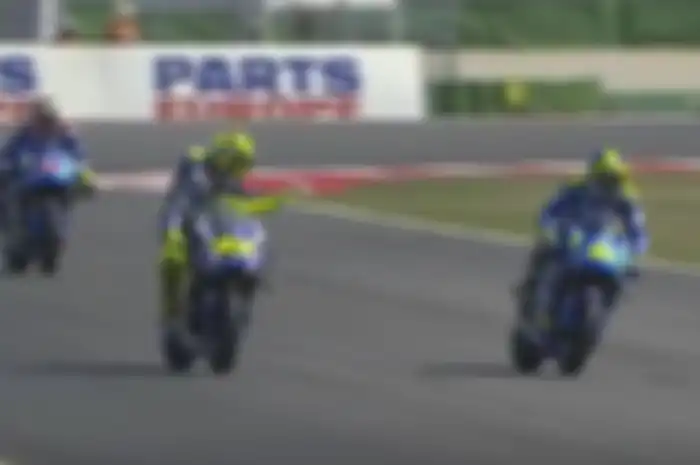 Valentino Rossi ribut dengan Aleix Espargaro di latihan bebas 2 MotoGP Misano yang berlangsung siang tadi (9/9) waktu San Marino. Insiden ini terjadi menjelang tikungan terakhir sirkuit Misano World Marco Simoncelli yang menghelat seri 13 MotoGP.