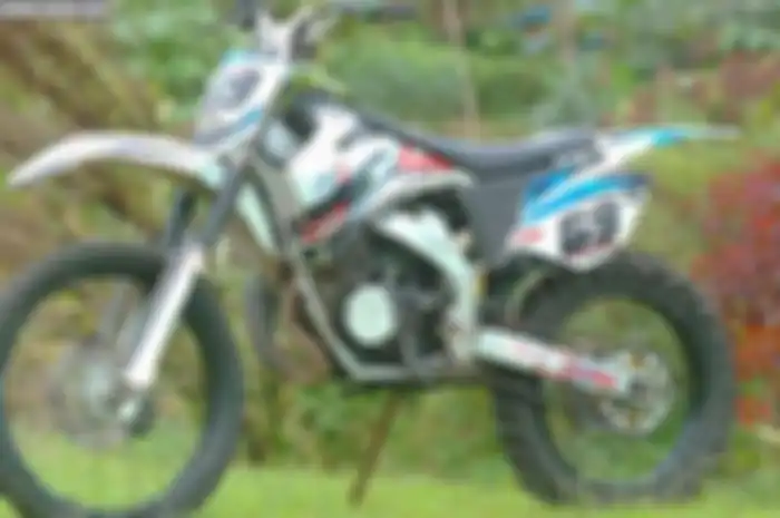 Disela rutinitas sebagai supir truk antar kota antar provinsi, Udin yang owner Yamaha RX Special jadul ini punya hobi adventure. Driver yang sering lintas provinsi ini memang maniak untuk urusan garuk tanah. Asyiknya, bukan sembaran konsep yang dianu