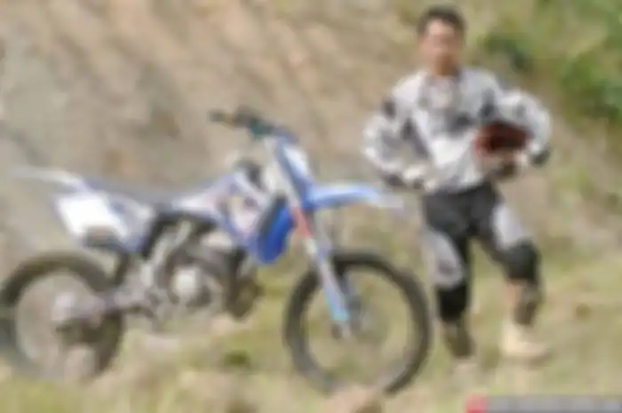 Heri Wowok dari workshop Wowok Mandiri (WM) Banjarnegara, gemar berpetualang dengan trail. Bahasa kerennya adventure, baik dengan motor jenis lokal maupun seri built up. Demi menyesuaikan kebutuhan kondisi geografis ala Indonesia, modifikator yang ak