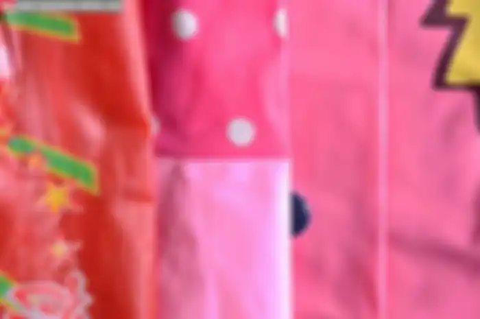 Meski masih anak-anak, perlindungan terhadap hujan tentu tak boleh minimalis. Salah satu peranti yang wajib dimiliki adalah jas hujan untuk si buah hati. Ada jenis jas hujan anak yang aman.