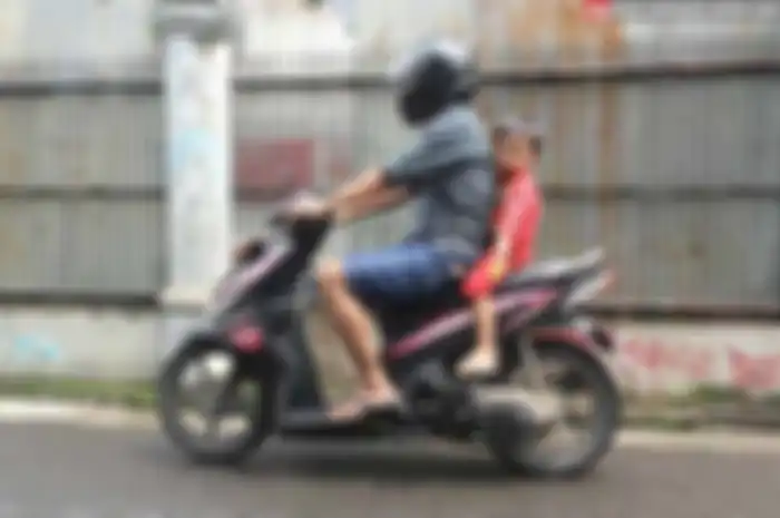Namanya juga anak-anak, bawa mainan atau makanan sudah bukan hal baru. Semua pasti sudah sering lihat anak makan sambil jalan, atau pegang mainan sambil jalan. Kalau itu tidak begitu jadi persoalan.
