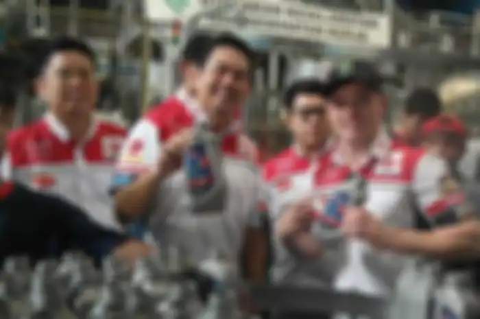 Setelah tiba di Jakarta tadi malam, hari ini (1/5) pembalap tim Federal Oil Gresini Moto2 Sam Lowes datang langsung ke markas Federal Oil.