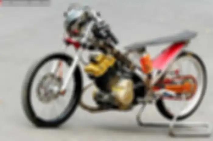 Mengandalkan rasio custom yang dibikin menjadi 5 speed, Satria F-150 tunggangan Ahmad Rifai melesat menjadi jawara tercepat di lintasan 201 meter.