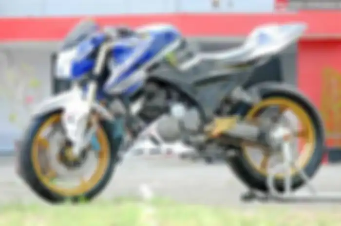 Sebut saja Han, pemilik Yamaha Scorpio Z asal Jembatan V, Jakarta Barat ini bosan dengan gaya berfairing di pacuan lansiran 2008 itu. Akhirnya, ia pilih konsep pacuan street fighter yang terkesan galak buat menemani aktivitasnya.