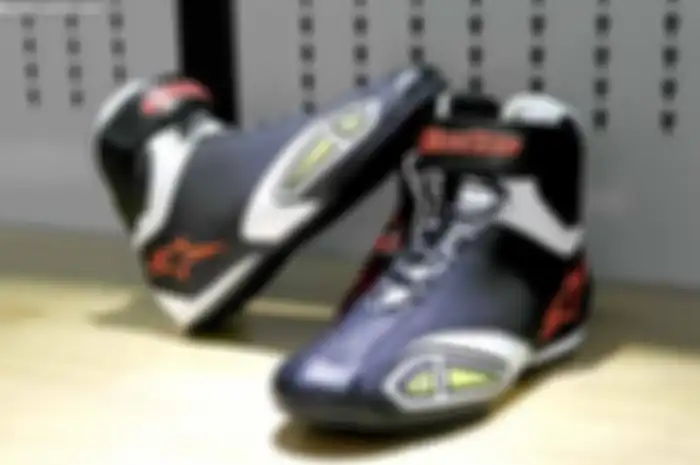 Buat mendongkrak tampilan sobat dengan pacuan moge Yamaha, PT Yamaha Indonesia Motor Manufacturing (YIMM) menyediakan sepatu Alpinestars tipe Fastlane Air Shoe di gerai Yamaha DDS. Hadir dengan tiga kelir yang mampu mendongkrak keseluruhan pakaian ri