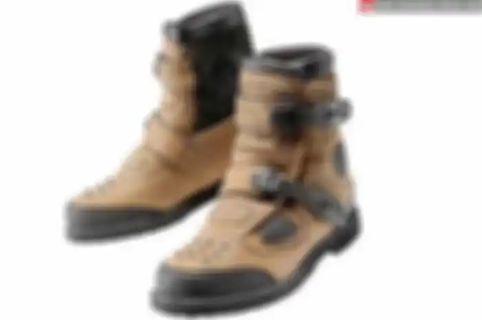 Sobat yang punya besutan premium dan sering turing. Boleh nih tengok produk dari Icon. Tepatnya, Icon Patrol Boots. Terlihat elegan lewat suguhan kombinasi hitam-coklat. “Terbuat dari bahan full grain lather upper, 100% waterproof,” papar Inge Widjaj