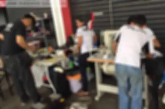 Ada pemandangan yang sip punya di Yamaha Sunday Race, Sentul. Ada meja dan beberapa orang yang bertugas servis wearpack. Eh enggak tahunya, servis gratis wearpack Alpinestars di Yamaha Sunday Race