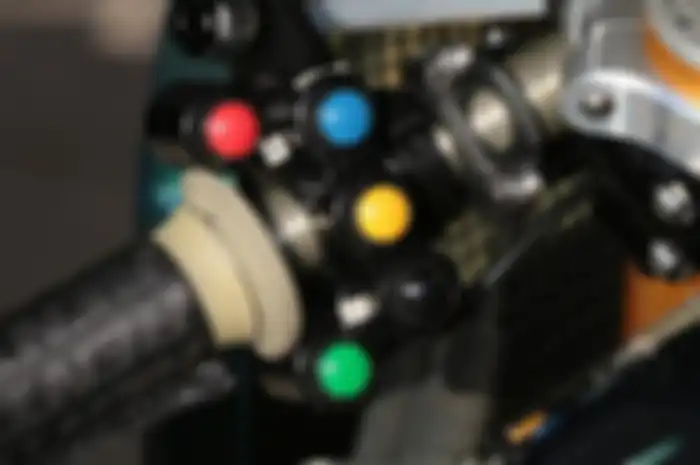 Penasaran dengan cara setting ECU di MotoGP yang bikin pusing mekanik dan pembalap? Yuk kita cari tahu. Biar enggak pusing, kita cari tahu bagaimana cara pembalap mengatur perangkat elektronik ini saat balapan.