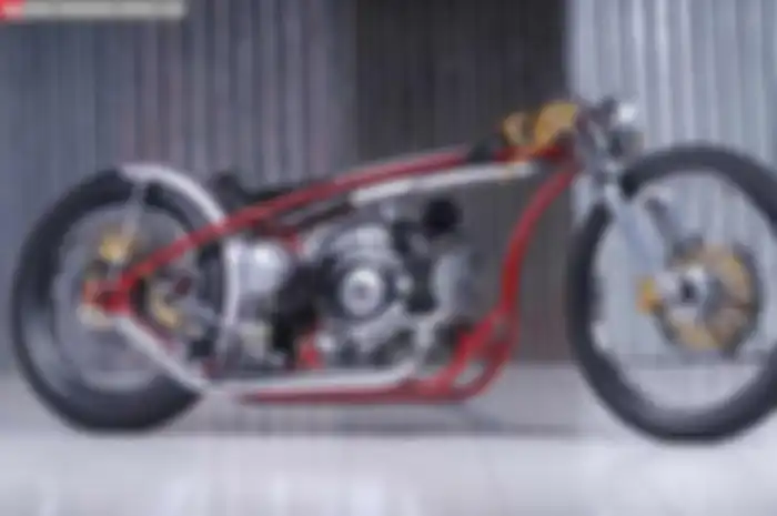 Konsep ini cukup unik, sebab basic motor memiliki posisi mesin samping khas Vespa 2-tak. Cocok disebut Italian board tracker.
