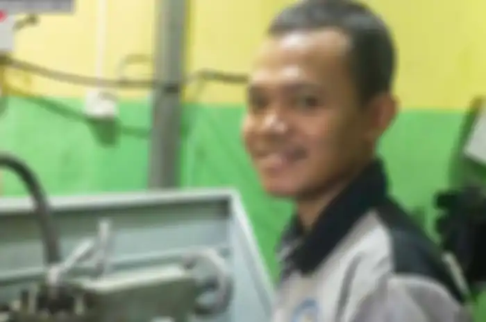 Namanya Sidiq, tapi pengalamannya tidak sependek namanya. Sudah 20 tahun menekuni bubut-membubut. Pertama gabung di bengkel bubut Petukangan Jaya, Ciledug, Tangerang selama 12 tahun. Kemampuannya diasah lagi di bengkel Satrio Jaya Teknik Pondok Aren,