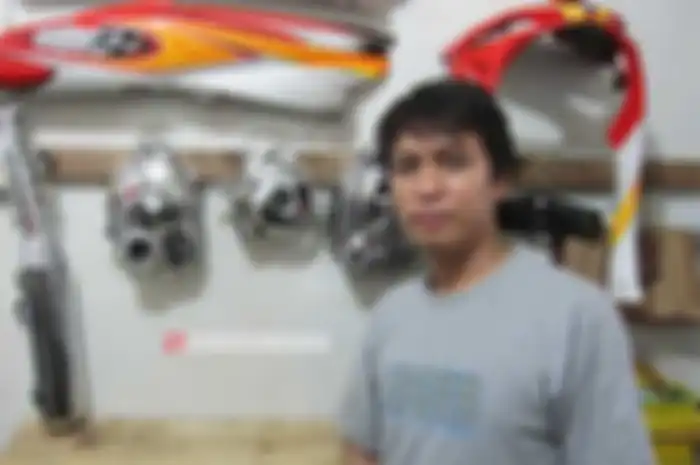 Kecepatan dan hasil maksimal, ibarat dua kata yang saling berlawanan. Banyak yang bilang, kalau mau hasil perfect kudu butuh waktu ekstra dalam pengerjaannya. Tapi, ini enggak berlaku bagi Yanto Her dari Cahaya Mutiara 2, bengkel spesialis chrome dan