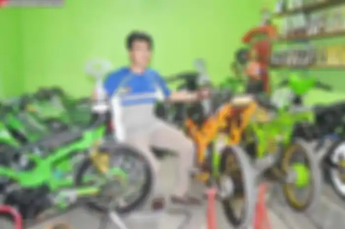 Doly Glend mengaku menekuni dunia balap motor sudah sejak 1998. Berawal dari ikutan balap grasstrack di kota asalnya, Lampung. Lantas sempat pula mencicipi lintasan balap road race hingga 2006. Namun setelah menikah dengan gadis Batam dan tinggal di 