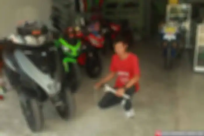 Berawal dari dukungan teman-teman komunitas dan kerabat, Hendri ‘Ko Ming’ Chie mulai buka bengkel kecil-kecilan. Tapi kini, bengkelnya yang diberi nama Jaya Abadi Motor Sport (Jam’S) mulai melebarkan sayap dan makin besar. Jaya Abadi Motor Sport spe