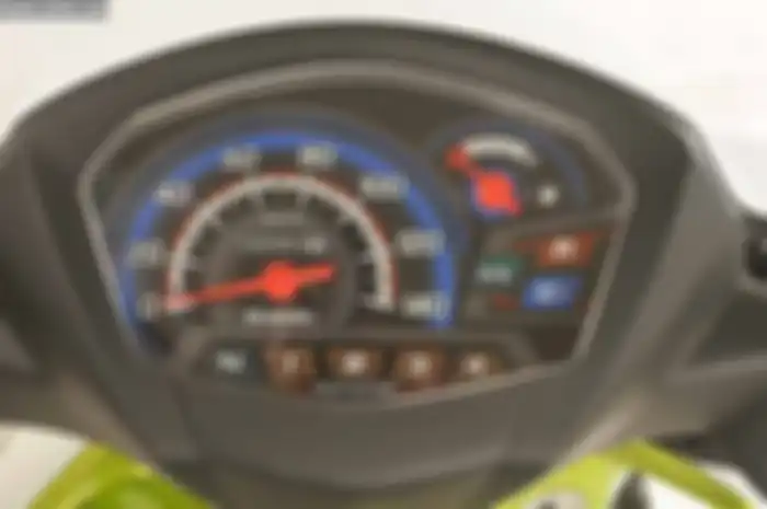 Tampilan spidometer New Revo FI terlihat lebih modern dan simpel. Didalamnya dilengkapi lampu indikator FI, fuel indikator dan jarak tempuh. Untuk indikator perpindahan gigi, New Revo FI cast wheel dan spoke wheel punya indikator lampu gear position.