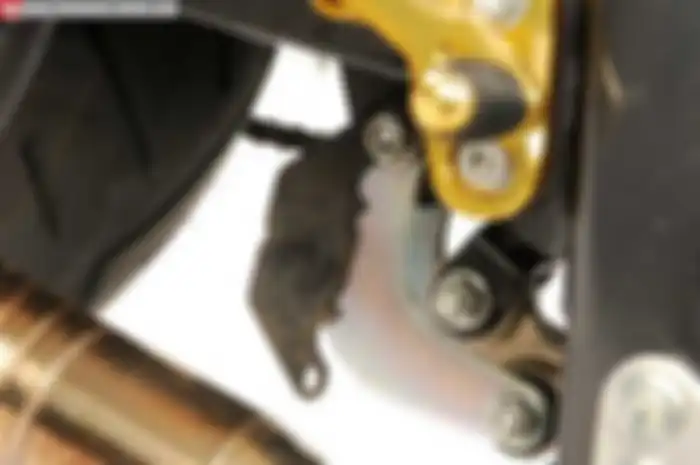 Standar tengah Yamaha New V-ixion Lightning (NVL), saat dinaikkan menyentuh dan bikin berisik saat riding. Tentu, bukan hanya berisik. Tapi, pastinya merusak komponen rantai dan standar tengahnya sendiri.