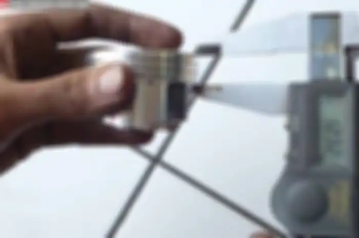 Kelebihan pakai piston Z1 yang banderolnya Rp 53 ribu ini (ringnya Rp 61 ribu), “Jenisnya sudah forging. Lebih kuat nahan kompresi tinggi karena materialnya lebih padat.