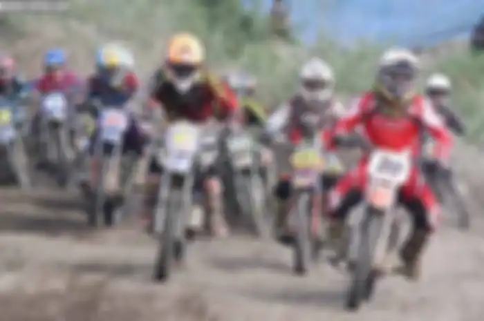 Bagaimana pembalap papan atas turun di kejuaraan club event? Faktanya ada di gelaran gelaran Arianti Dewi, SH, MH Supergrasstrack & Motocross Championship (ADSMC). ADSMC diadakan di Sukorini Manisrenggo, Klaten, Jawa Tengah.