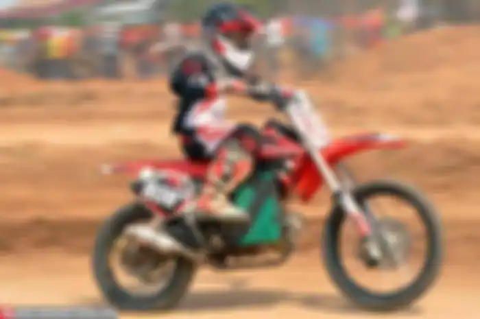 Supra X125 yang dipacu Ridho Pratama mengusung mesin bekas. Tapi, bukan sembarang bekas. Mesin Supra ini bekas mesin balap road race untuk turun di kelas MP1. Makanya, Ridho bisa melesat di kelas Bebek 4-tak Senior Senior kejuaraan Sergai Open Motocr